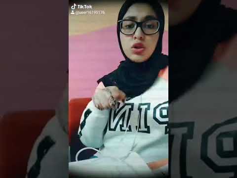 رافعه حاجبها و كمان عايشاها