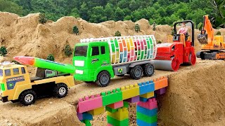 Коллекция игрушечных строительных машин моста