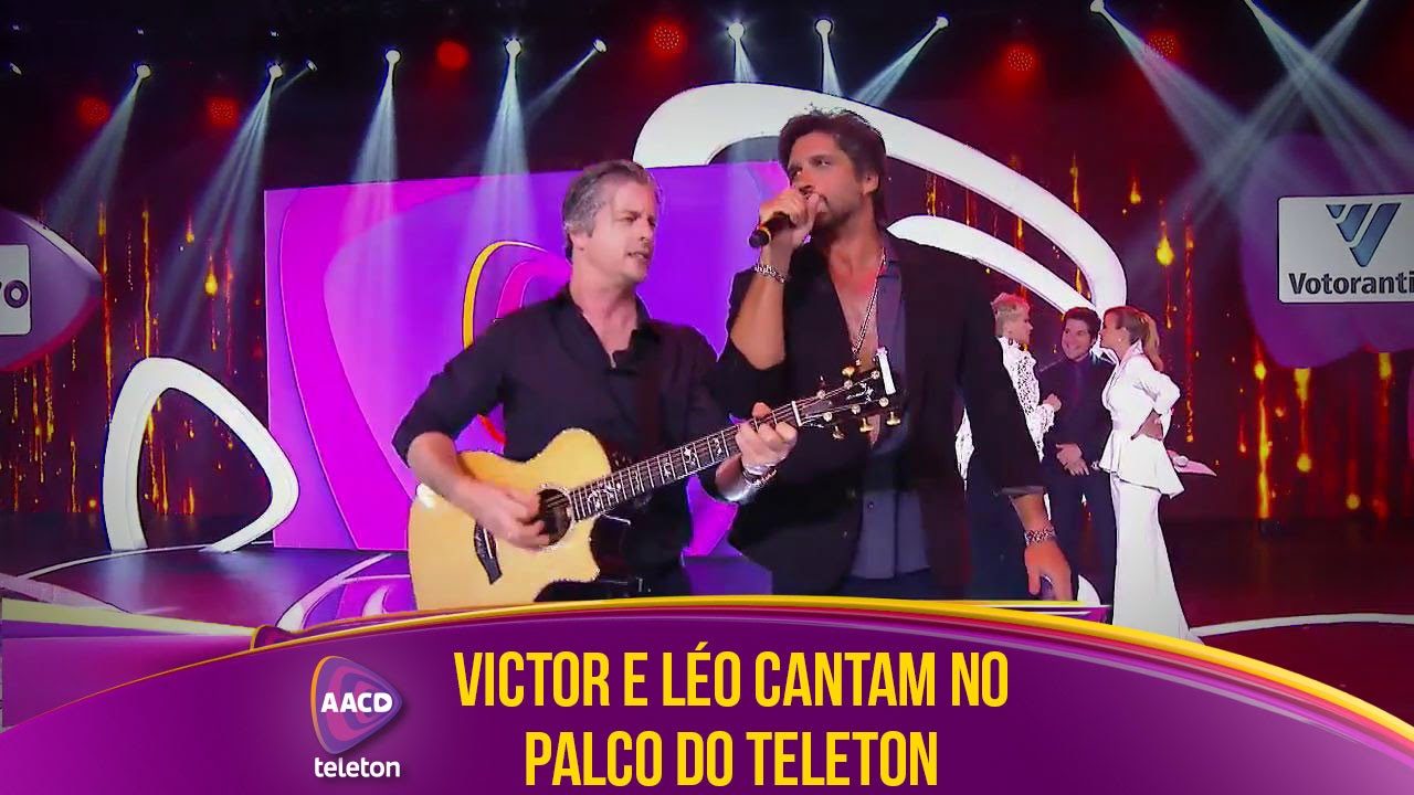 Teleton 2015 - Victor e Léo cantam no palco do Teleton