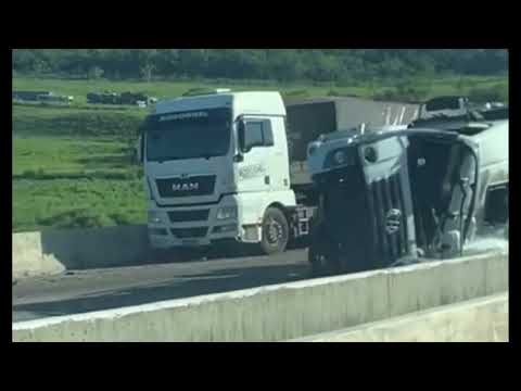 Choque entre duas carretas interdita trecho da BR 101 em Alagoas