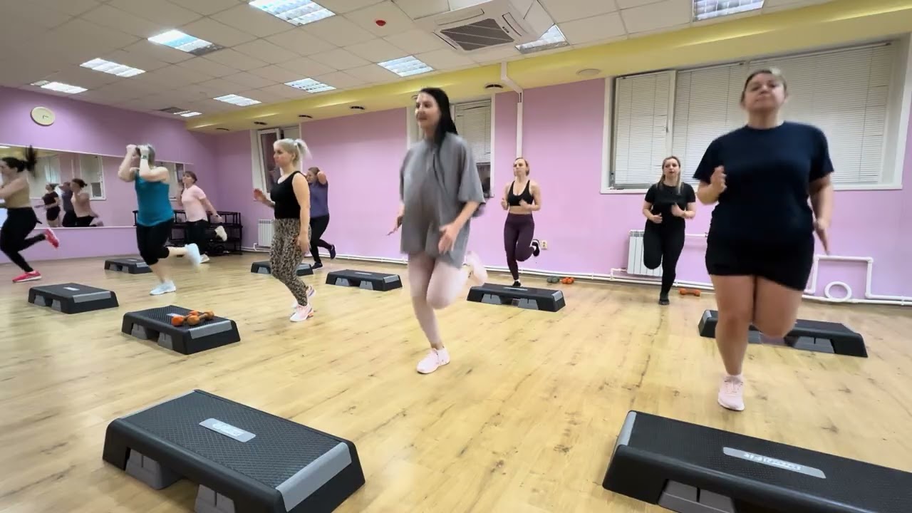 Кардио тренировка с прыжками и гантелями 