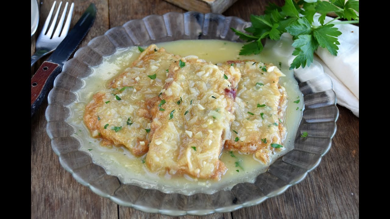 Pencas de acelga rellenas de jamón en salsa