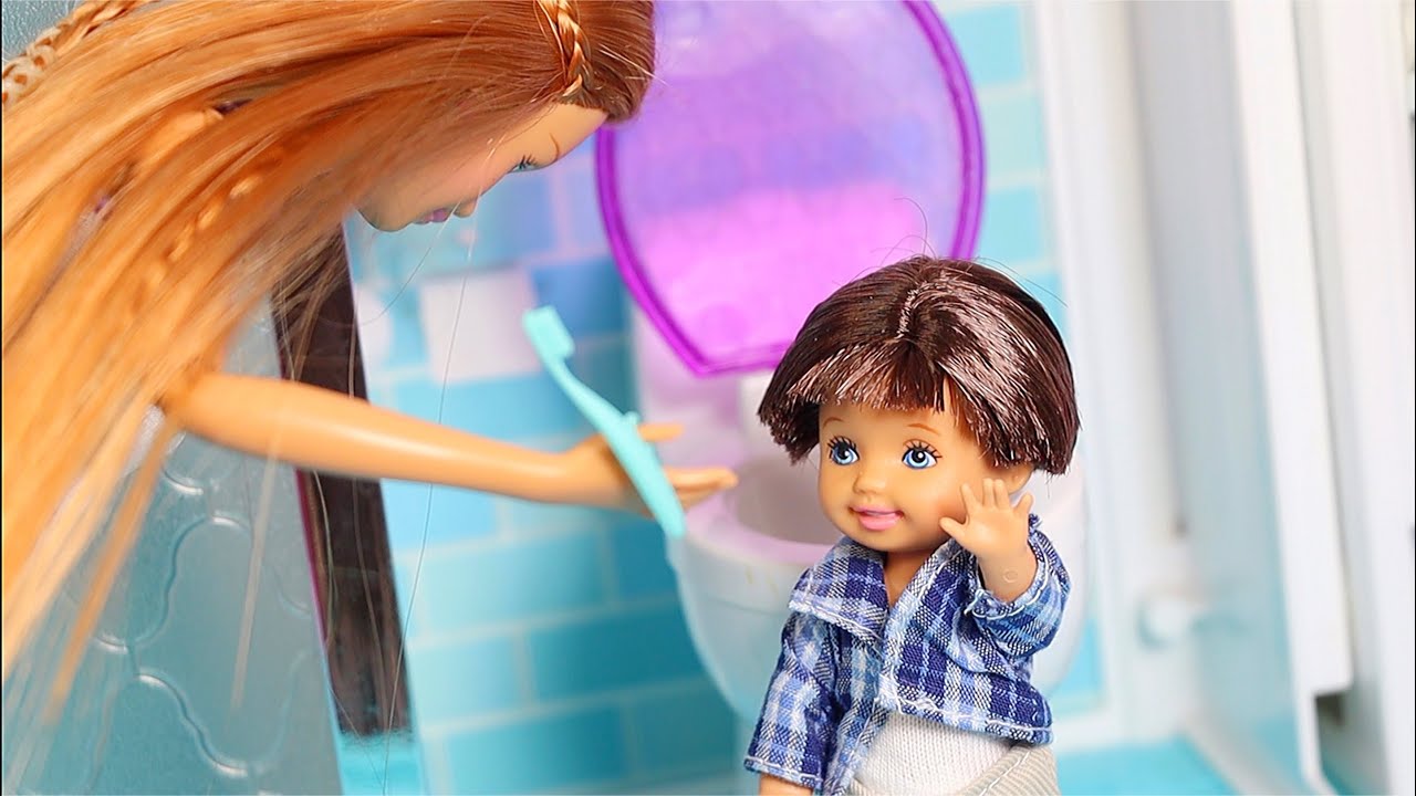 barbie-gives-her-kids-a-shower-and-brushes-their-teeth-ep-5-youtube
