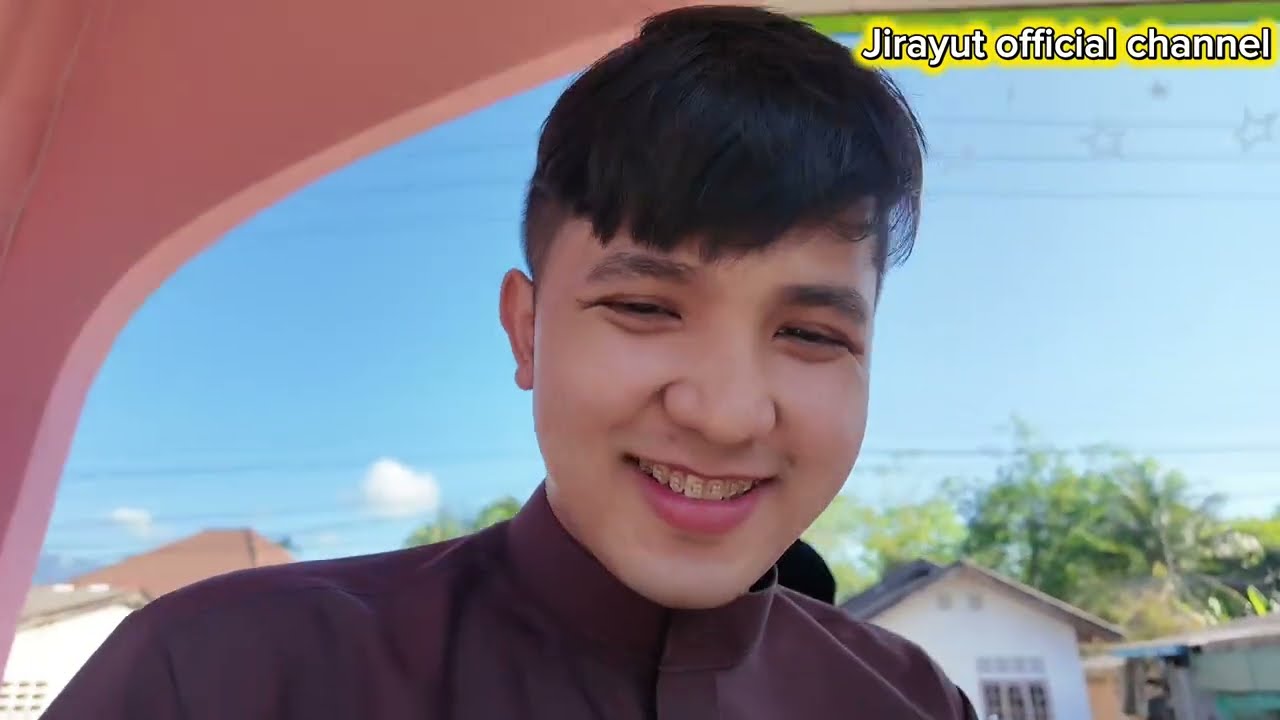 What is the Eid atmosphere like in Thailand's Jirayut village?