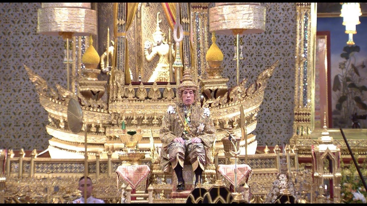 พระบาทสมเด็จพระวชิรเกล้าเจ้าอยู่หัว เสด็จออกมหาสมาคมในการพระราชพิธีบรมราชาภิเษก พุทธศักราช ๒๕๖๒