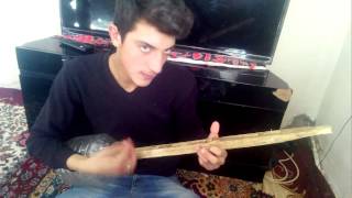 Kendi Imkanlarıyla Bağlama Çalan Genç