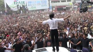 Sharukh Khan dancing on top of Benz Car @ Cochin