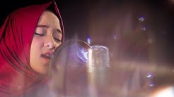 Jadi Penyanyi Terkenal, Begini Perlakuan Nissa Syaban di Panggung saat Ditangisi Fans Bocah Berhijab  - Durasi: 1:14. 