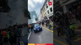 Beberapa individu membakar mercun ketika berlangsungnya demonstrasi ‘Tangkap Azam Baki’