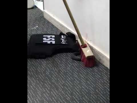 ياويلهم من عجوز هم كسرو مكانسها ههههههههههه