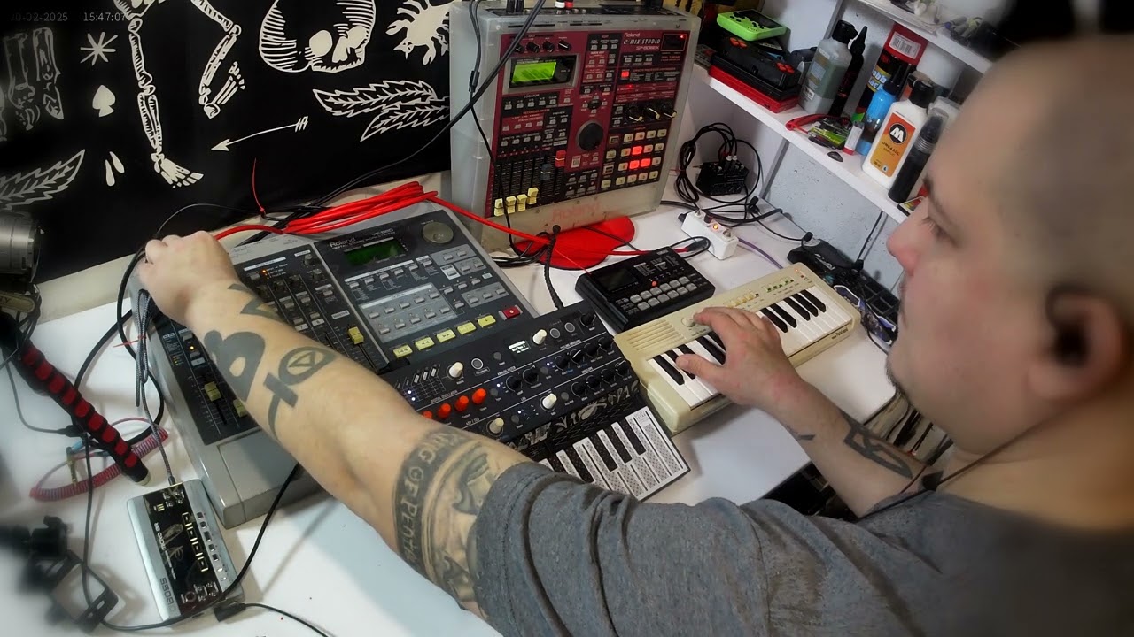 Raw Synthesizer Techno. DAWLESS SetUp. Arturia MicroFreak, Yamaha PortaSound PS1 & RY-8 Drum Machine