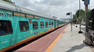 Wap7 honking High speed 22914 Saharsa - Bandra Terminus Humsafar express skipping pipariya station 
