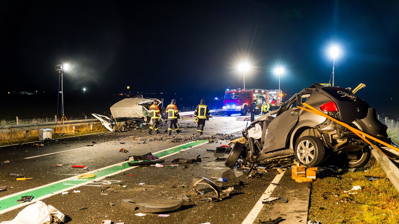 Frontalcrash B169 - eine Person sofort Tot eine weitere schwer verletzt - Autowrack kaum erkennbar