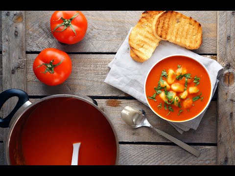 Video: Sup Berkrim Dengan Makanan Laut, Tomato Dan Parmesan Crouton
