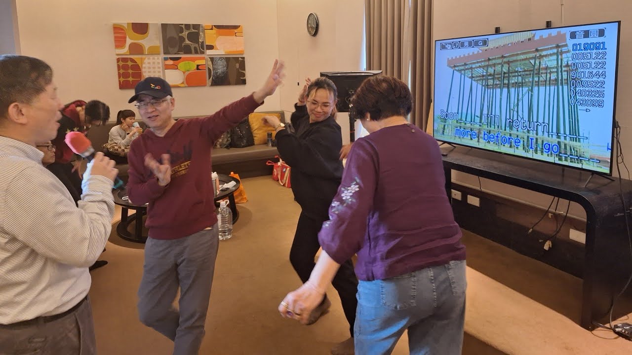 Happy English Club Karaoke (2)