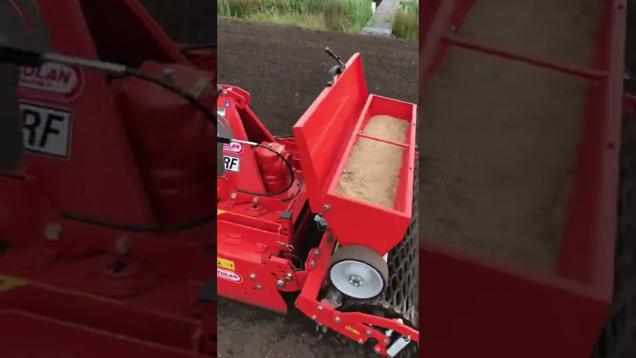 Gras zaaien in Meerstad (Iseki 3217 en Ortolan Rotorkopeg)