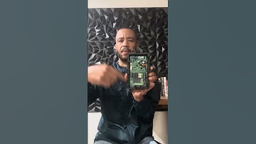 HVAC-technicus legt Goodman Dragonfly A2L-mitigatiebord voor A2L en R454b R32 uit