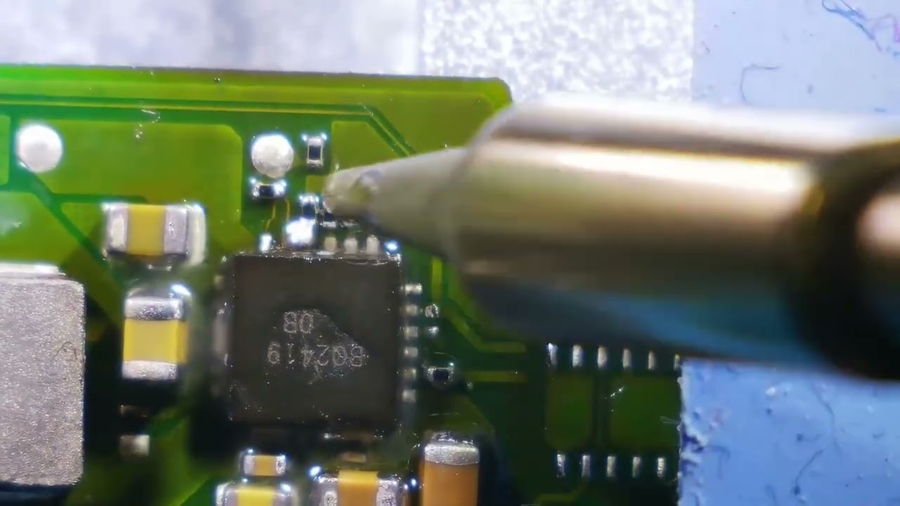 Micro soldering a BQ IC chip on a Nintendo Switch