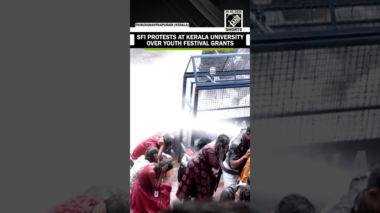 SFI protests against University of Kerala’s Vice Chancellor over Youth festival grants in Kerala