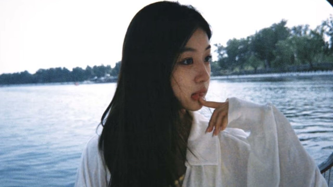 햇살에 흩어지는 기억 (Memories Scattering in the Sunlight) – Mi.Hwang | 미황