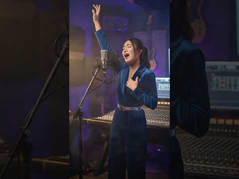 KISS! LISA gives ROSÉ a kiss during the Deadline World Tour in Taiwan #rose #lisa #blackpink #kpop