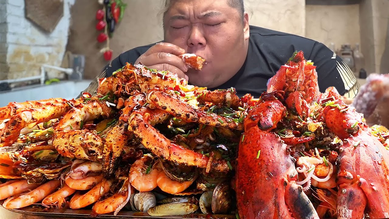 猴哥弄硬货两只帝王蟹两只大波龙，一只盐焗一只清蒸，海鲜当主食直接吃到爽！【胖猴仔】