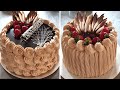 Hermosas tortas con crema de chocolate y ganache adornados con frutas y filigranas de chocolate