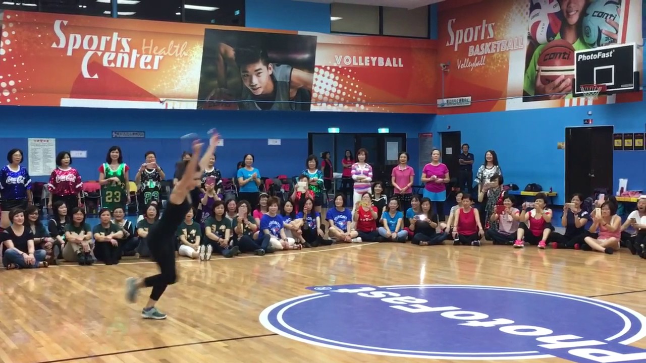 Amy Glass jumping ropes on Sport Theme night of MIT 2016 - YouTube