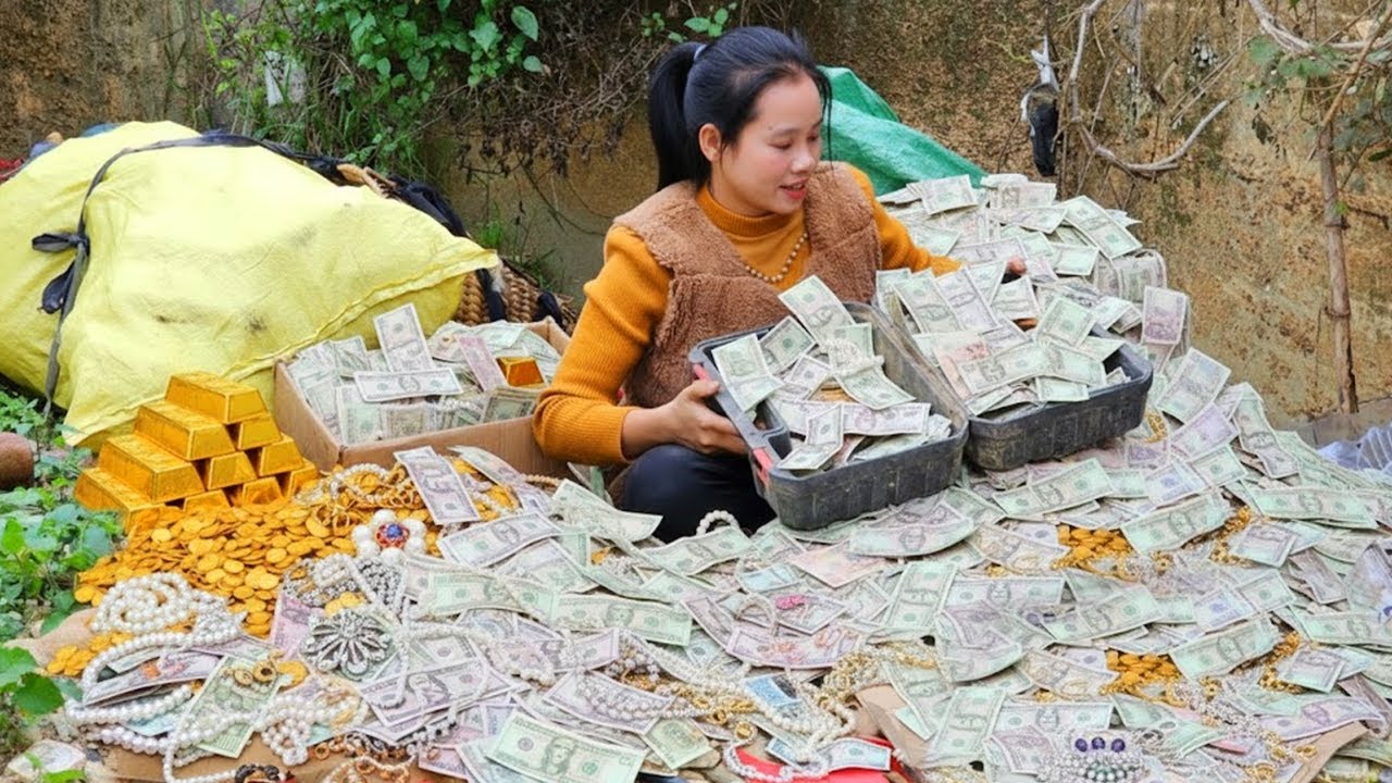 Collecting Scrap Metal Turns Lucky: Unexpected Cash Found While Cleaning Trash