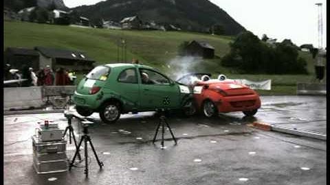 Crashtests 2007: Ford Ka fährt in die Seite eines fahrenden Ford Street Ka Cabrio