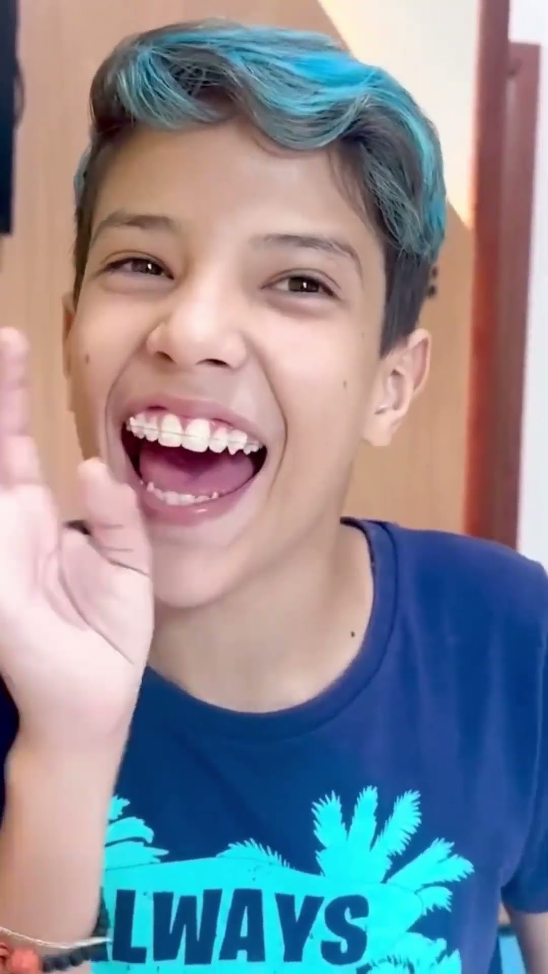 Maria Clara e Henrique brincam com balões - MC Divertida #shorts