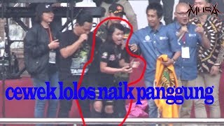 LONCAT KE PANGGUNG saat konser WALI