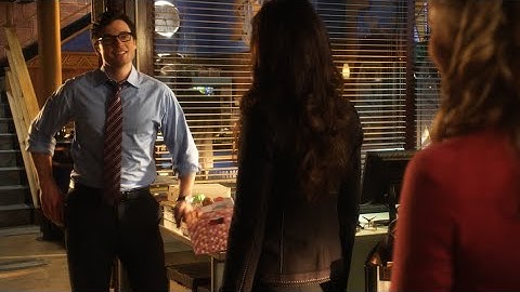 Smallville || Booster 10x18 (Clois) || Lois Gets a Promotion and Clark Shows His Clumsy Side [HD]