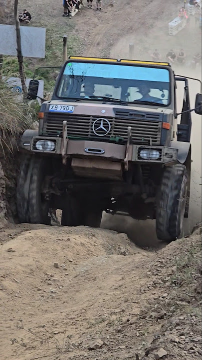 The Mog tackling the famous Beer o'clock Hill🤯 @TruBluOffroad  #unimog #offroad #beast #4wdtruck