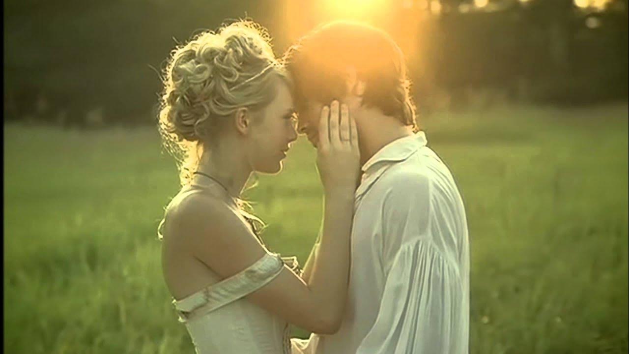 Любовь в юношеском возрасте. Юность это любить и быть любимым. Двое на закате. Объятия. Романтичные картинки.