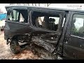 Ford Transit wpadł w poślizg -  uszkodził inne auto i pociąg