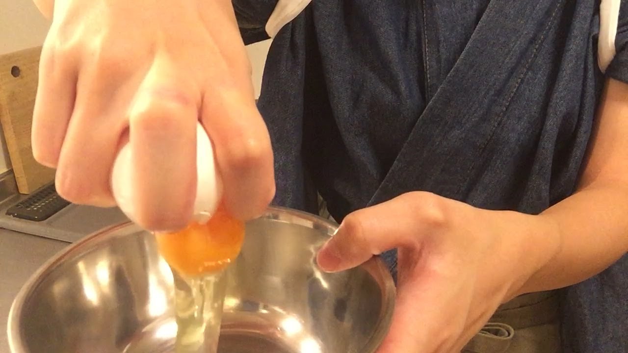 卵の片手割りのコツ Tips For Splitting Eggs With One Hand Youtube
