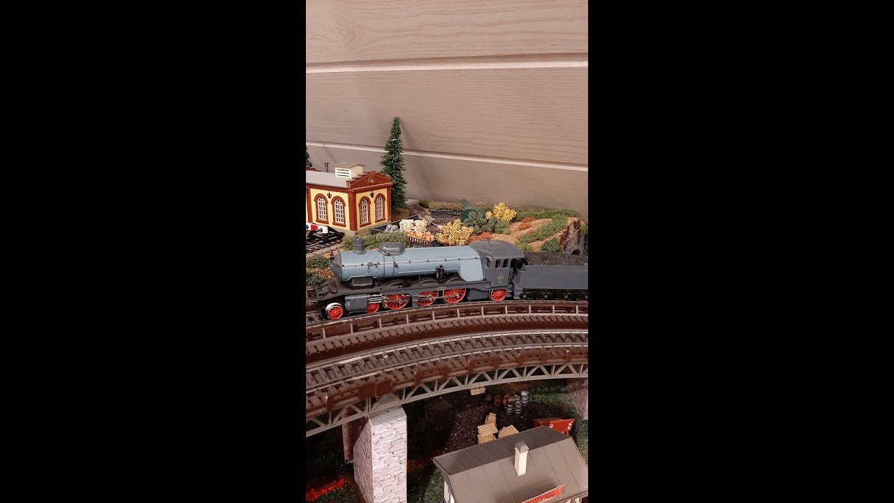 Märklin 3311 Class 'C' Dampflokomotive mit drei 3-achsigen Abteilwagen-Paaren - Modelleisenbahn