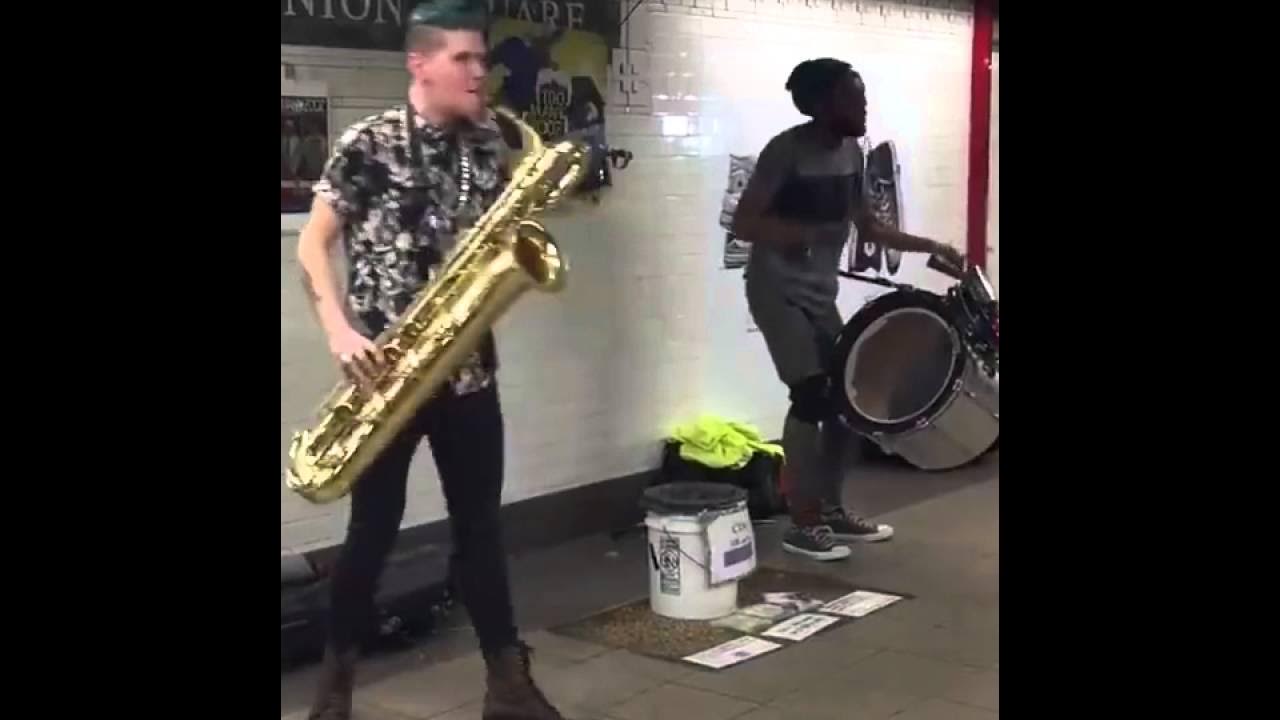 Joueur de saxophone endiablé dans le métro ! - Vidéo Dailymotion