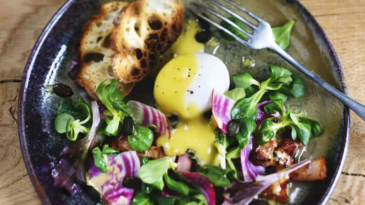 Salade de mâche betterave lardons et œuf mollet | Recette gourmande