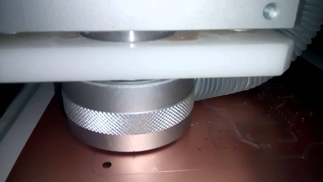 PCB雕刻機 - YouTube