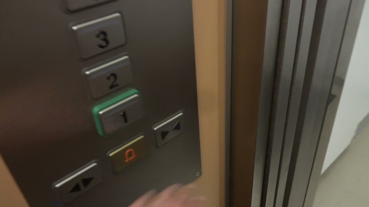 Hieman tylsä Schindlerin uudistama ValmetSchlieren-köysihissi @ Katariinankatu 7C, Teljä, Pori