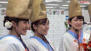福娘がサンケイスポーツ大阪本社に来社