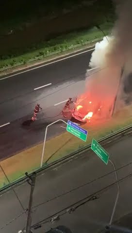 Carro pega fogo na Av Jorge Zarur em São José dos Campos