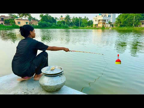 Fishing Video || Cute girls is happily fishing in the village pond || Best hook fishing