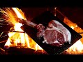 脂ほとばしる骨付きアグー豚にかぶりつく