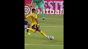 هدف بيير ايميرك اوباميانغ ضد برشلونة عندما كان يخدم ناديه آرسنال 
