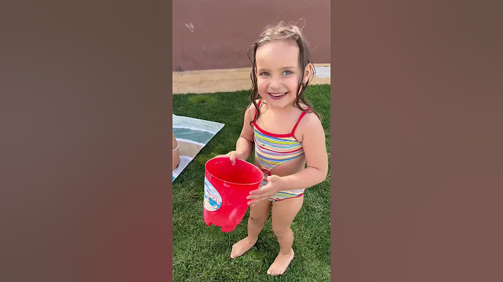 BEBÉ TRAVIESO BROMA A SU HERMANA EN LA PISCINA #viral