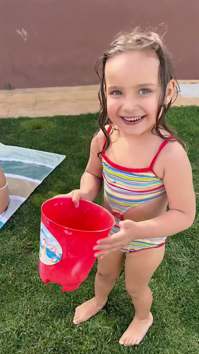 BEBÉ TRAVIESO BROMA A SU HERMANA EN LA PISCINA #viral