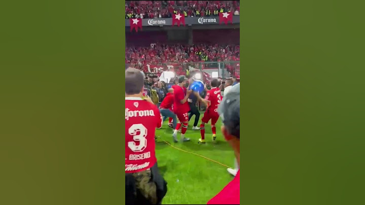 Los jugadores del Toluca bañan al Turco Mohamed tras salir campeón y darles la 11
